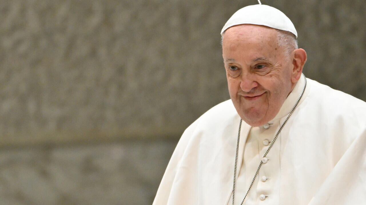 Difunden primera foto del papa Francisco después de un mes hospitalizado