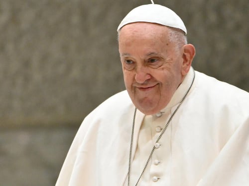 La salud del papa Francisco sigue mejorando y se descarta la posible renuncia, según cardenal cercano