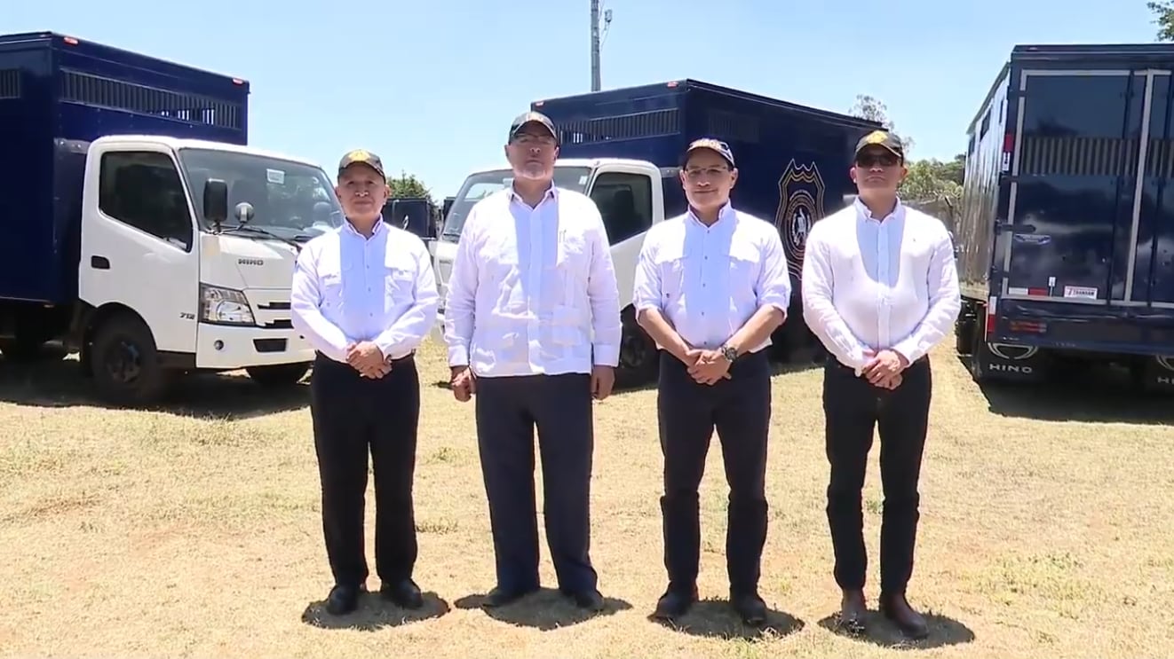 El presidente Bernardo Arévalo durante la entrega de 20 camiones para el traslado de reos.