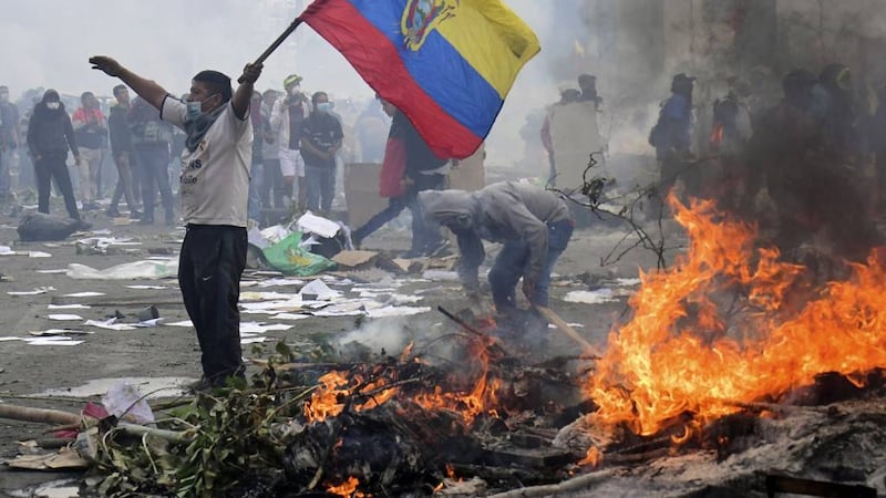 Moreno ordena toque de queda y militarización de Quito ante violentas protestas