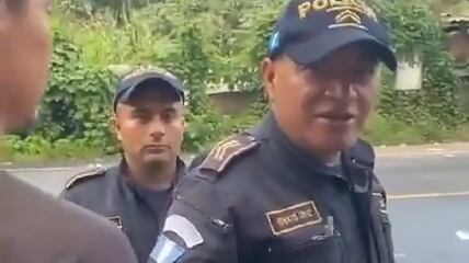 Agente regaña a un grupo de personas.