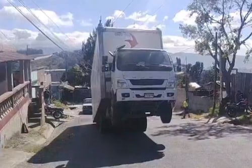 Camión de mensajería queda colgando en dos ruedas en cuesta de Villa Nueva