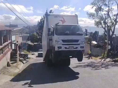 Camión de mensajería queda colgando en dos ruedas en cuesta de Villa Nueva