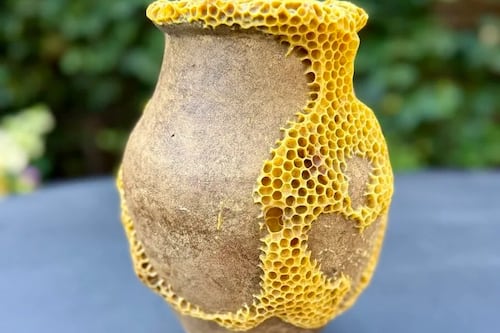 Cerámicas rotas renacen gracias a una colaboración entre una artista y las abejas