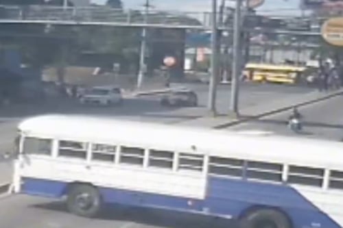 Encapuchados bloquean la USAC por protesta contra alza de combustible