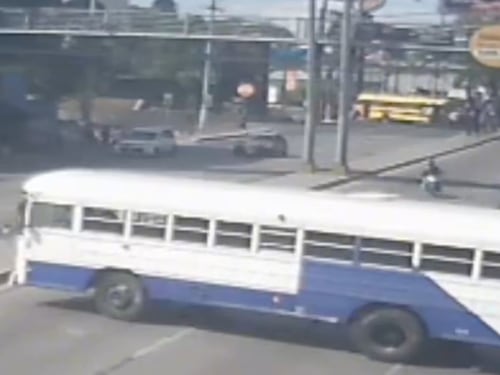 Encapuchados bloquean la USAC por protesta contra alza de combustible