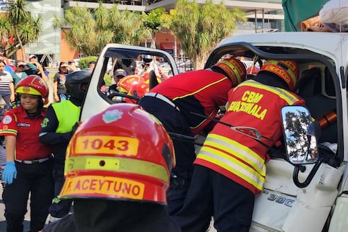 Piloto queda atrapado en cabina de camión tras accidentarse en la Roosevelt