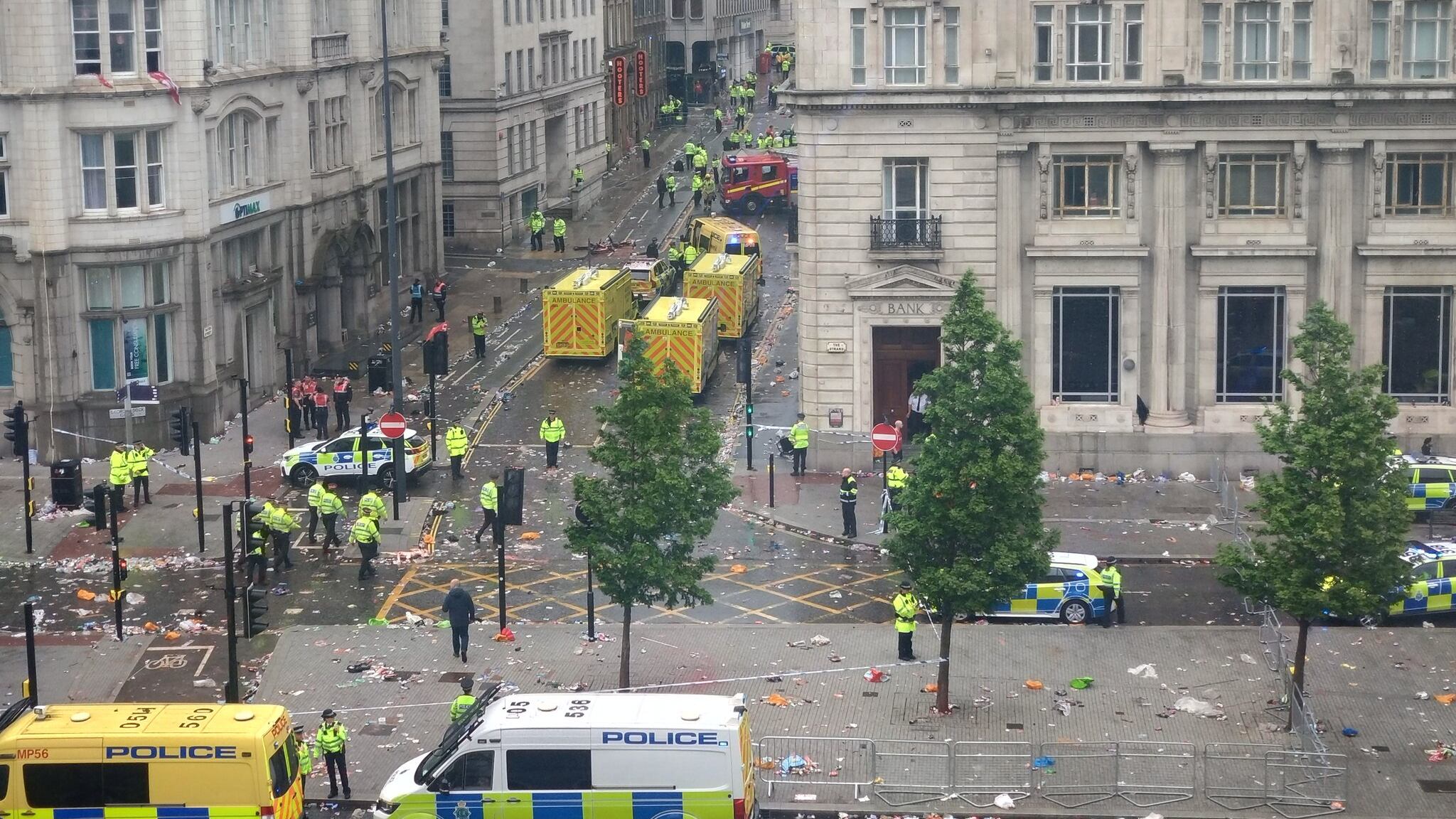 VIDEO. Conductor atropella a varias personas que celebraban el título de la Premier League