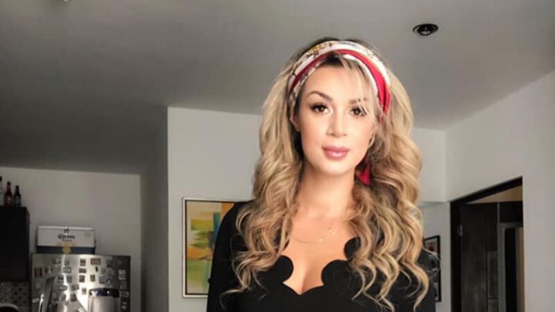 Brenda Hughes y su foto hot en bikini blanco mojado semitrasparente