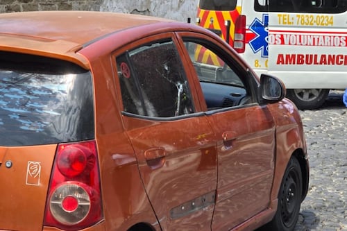 Emboscan y asesinan a pareja dentro de vehículo