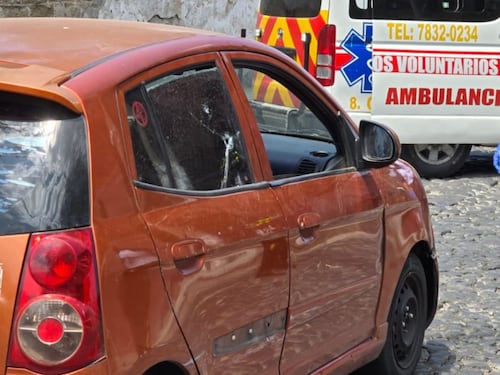 Emboscan y asesinan a pareja dentro de vehículo