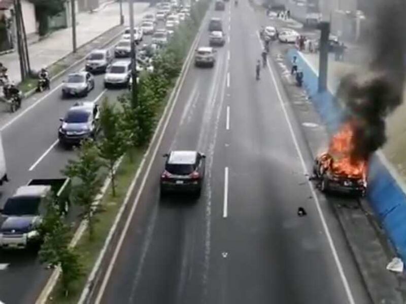 VIDEO. Vehículo se incendia en la ruta Interamericana