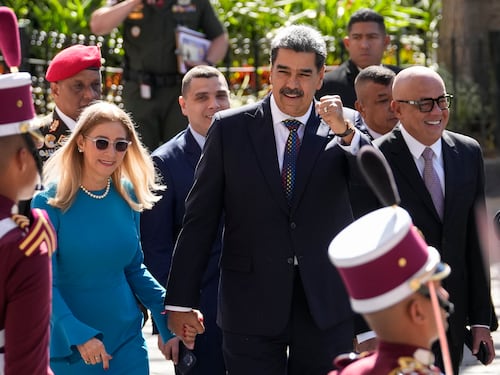 VIDEO: Nicolás Maduro se asustó al escuchar ruido tras ser juramentado