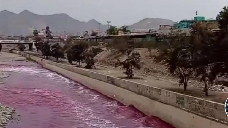 ¿Un evento bíblico? Porque el agua se tiñó de rojo en Perú