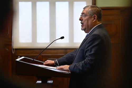 Arévalo denuncia intento de suplantar a embajada de EE. UU. para influir en elección de magistrados de la CC