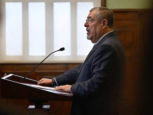 Arévalo denuncia intento de suplantar a embajada de EE. UU. para influir en elección de magistrados de la CC