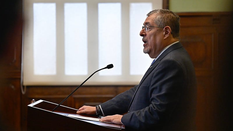 Bernardo Arévalo durante una conferencia.