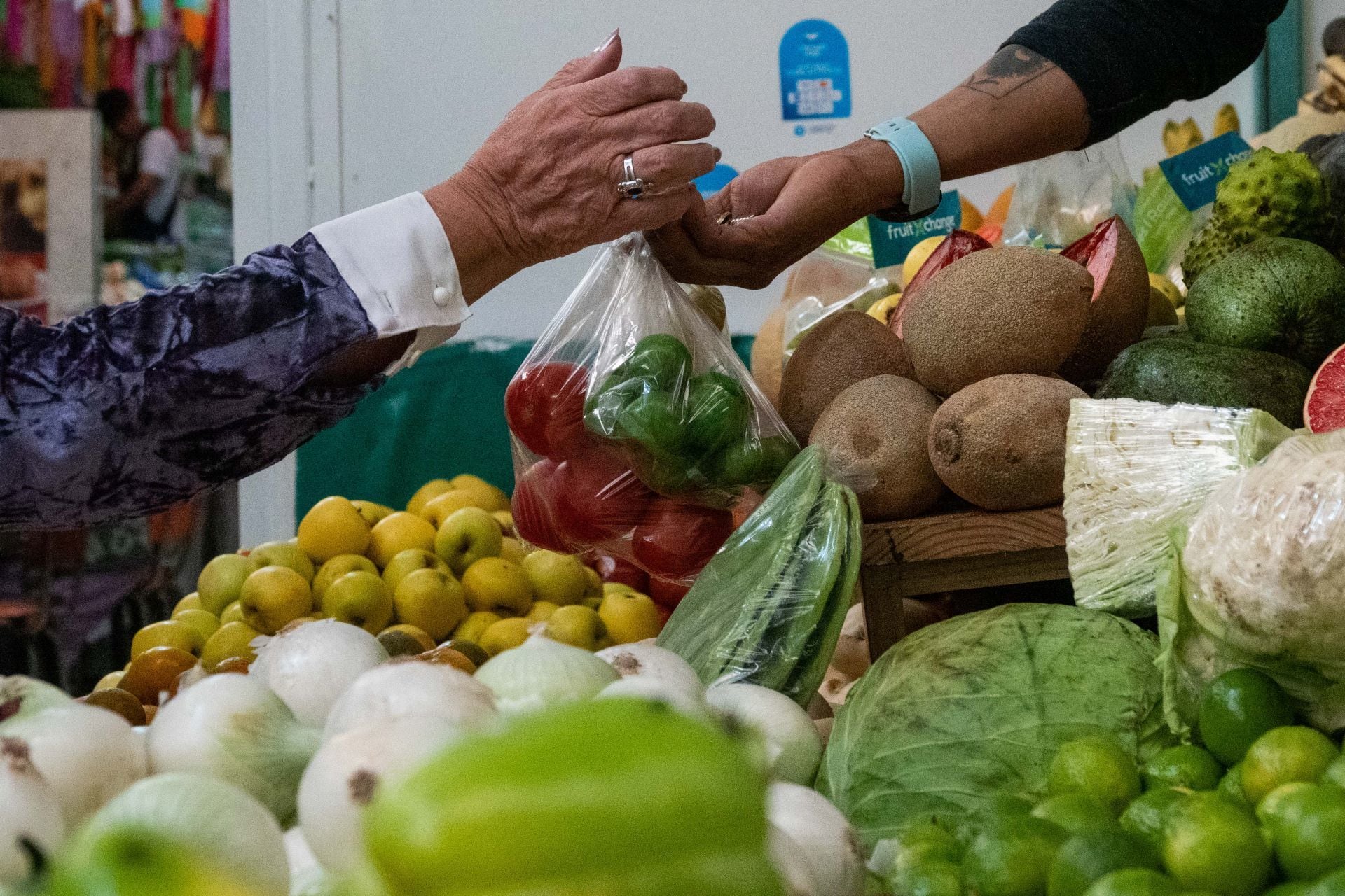 Canasta básica urbana supera los Q940 y la inflación mensual frena en -0.12% 