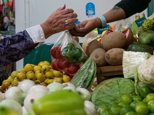 Canasta básica urbana supera los Q940 y la inflación mensual frena en -0.12%