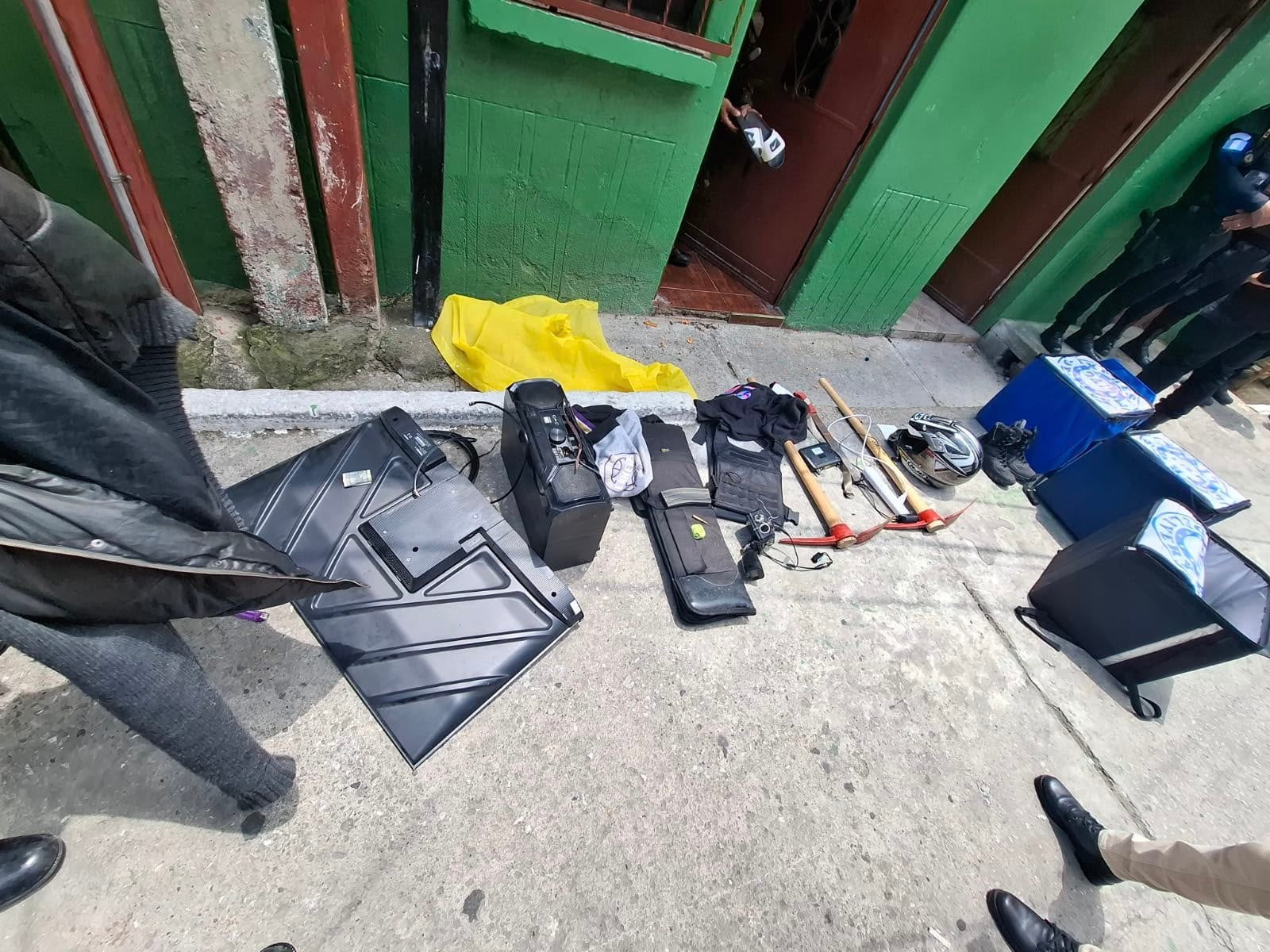 Allanamientos en El Gallito dejan armas, droga y más de Q107 mil incautados
