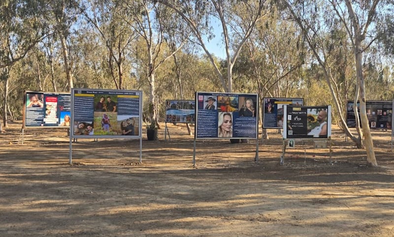 Un sitio conmemorativo en homenaje a las más de 370 víctimas del Festival Nova, atacados brutalmente por militantes de Hamás el 7 de octubre de 2023. Foto Amilcar Avila