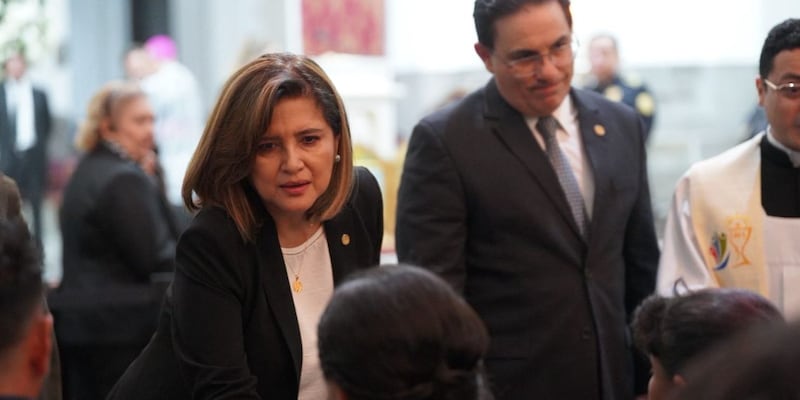 Presidente en funciones, Karin Herrera, participa en las honras de los 9 policías asesinados.