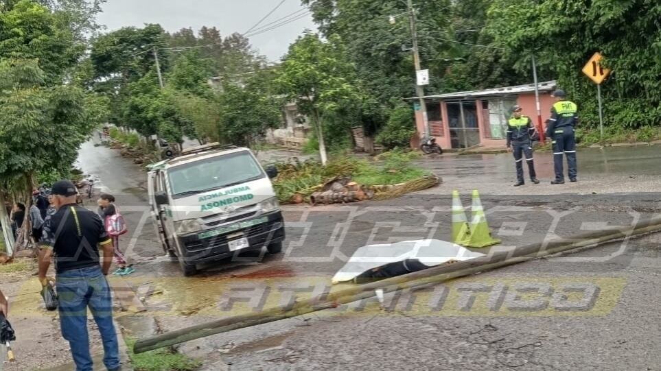 La víctima quedó junto al poste de madera. Foto: Noticias del Atlántico.