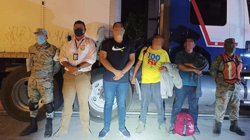 Autoridades mexicanas rescatan a 27 migrantes ocultos en cabina de tráileres