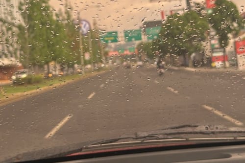Lluvia con intenso calor sorprende a capitalinos esta tarde de sábado