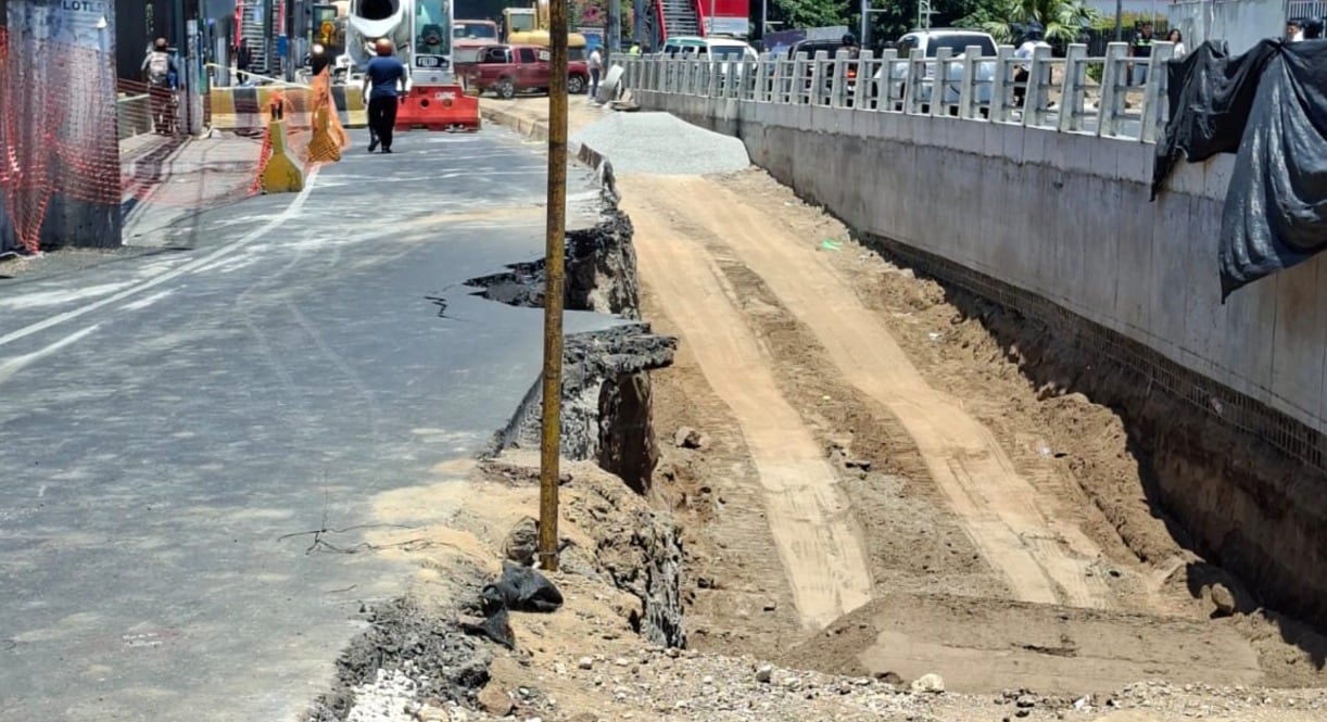 Paso a desnivel en Villa Nueva cerrado por desprendimiento