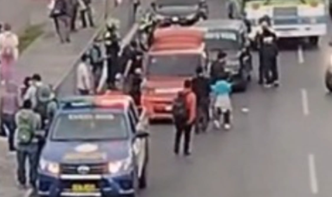 Operativo de la PNC paraliza el tráfico en Calzada Roosevelt