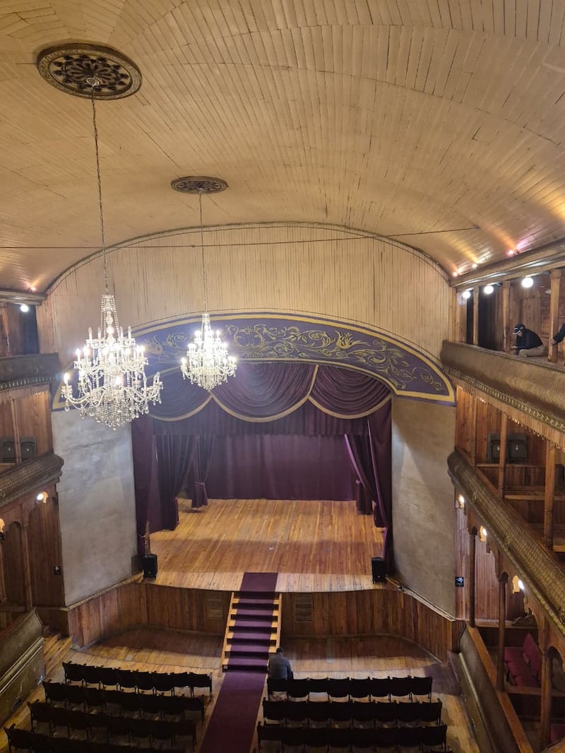 El Teatro Municipal de Totonicapán es una imponente construcción de tres niveles. Roxana Tocay
