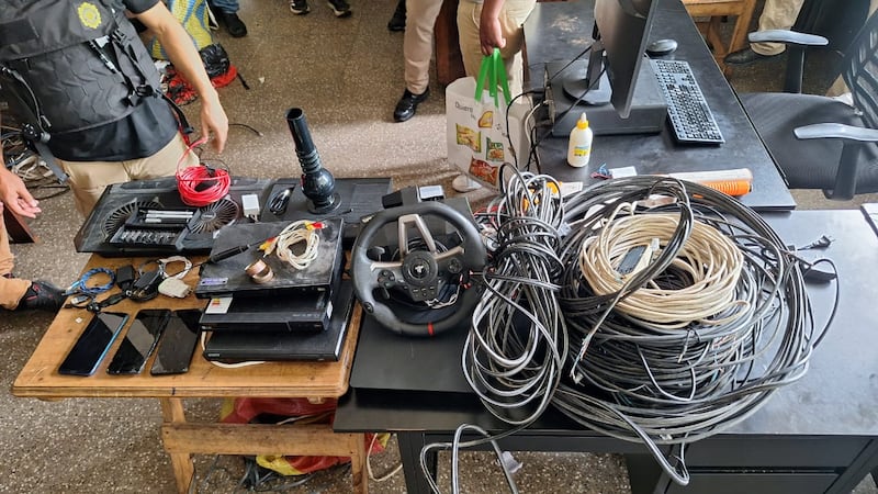 En el lugar fueron decomisados varios objetos, incluyendo celulares, cable para señal de Inernet, entre otros.