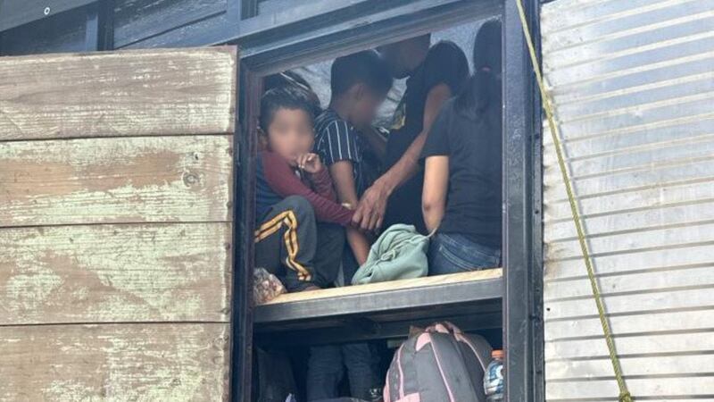Localizan a 130 migrantes guatemaltecos hacinados en un camión en Veracruz