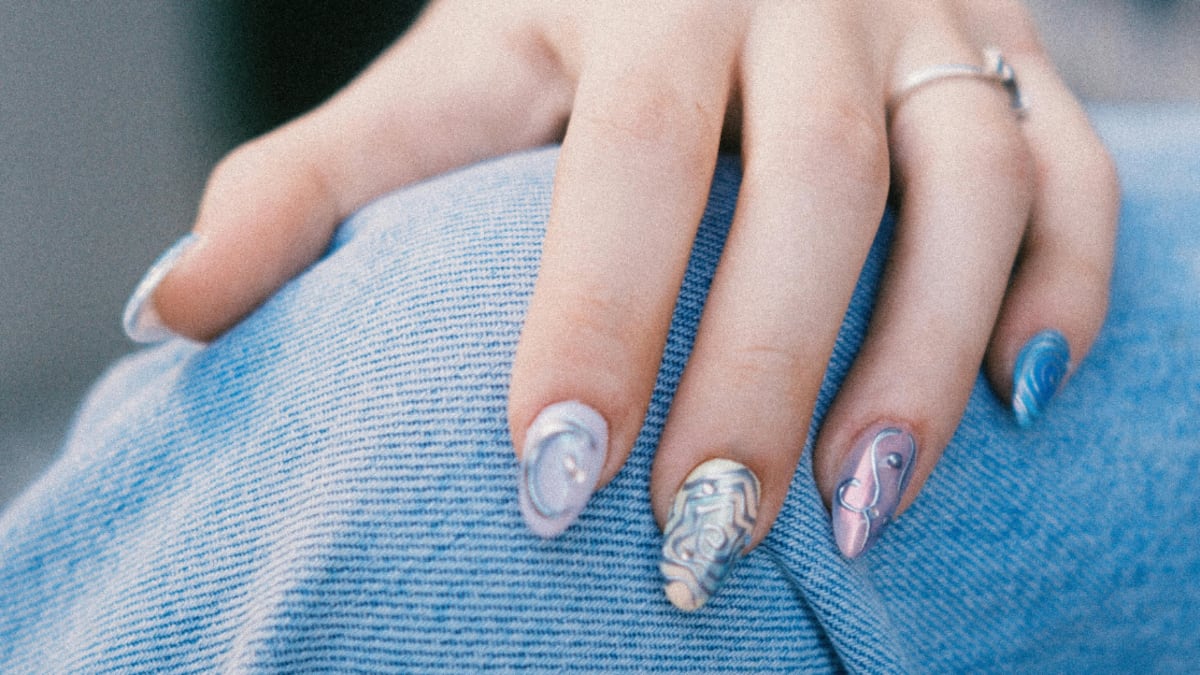 ¡Mejor que el manicure francés! Las uñas ‘acuarela’ son el diseño de ensueña que causa sensación este 2026