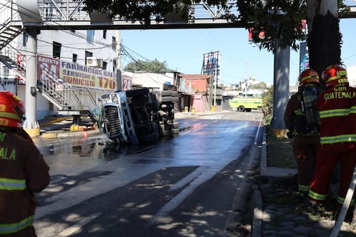 Muniguate emite alerta de seguridad por derrame de combustible tras volcadura de camión