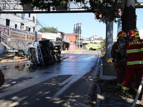 Muniguate emite alerta de seguridad por derrame de combustible tras volcadura de camión