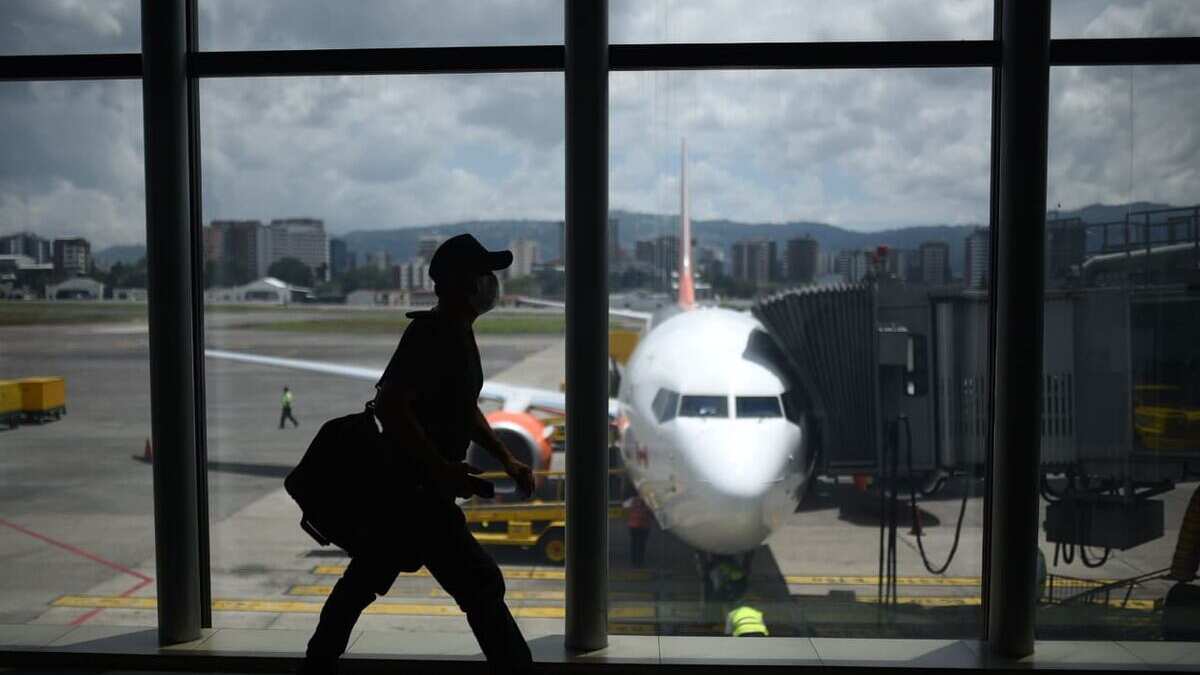 De 8:00 a 12:00 horas se efectuarán trabajos de mantenimiento preventivo y correctivo en la pista del Aeropuerto La Aurora. Foto: Archivo Publinews.