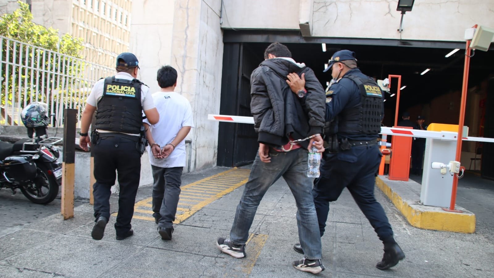 Caen motosicarios y asaltantes tras persecución en calzada San Juan. Foto: PNC