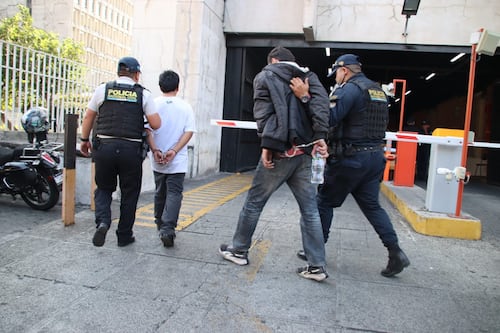 Capturan a presuntos sicarios y asaltantes tras persecución en calzada San Juan