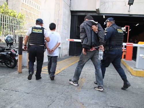 Capturan a presuntos sicarios y asaltantes tras persecución en calzada San Juan