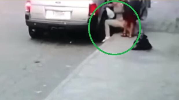 Mujer lucha con todas sus fuerzas contra un grupo de secuestradores