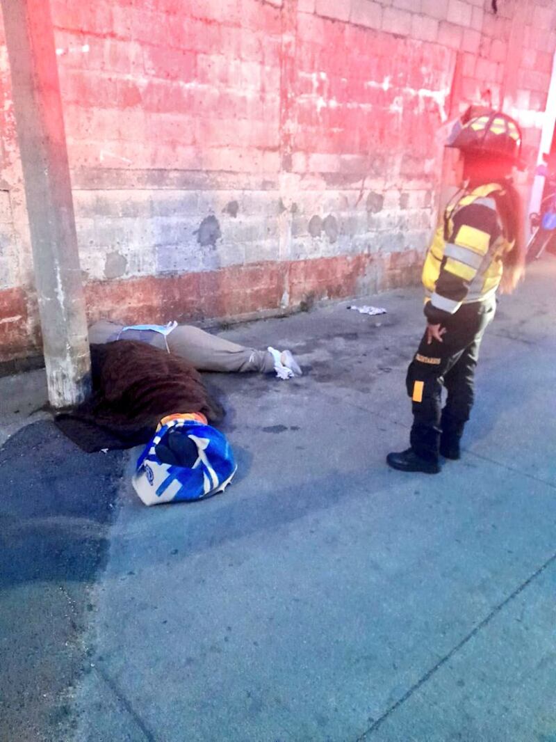 Dejan 2 cadáveres envueltos en sábanas en colonia Carolingia, zona 6 de Mixco.