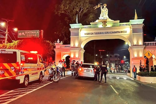 Balacera deja conductor herido bajo el arco del ingreso de Mixco