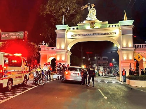 Balacera deja conductor herido bajo el arco del ingreso de Mixco