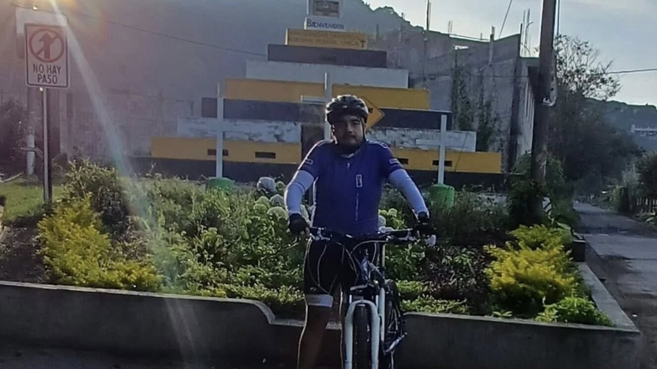 Pese a los esfuerzos médicos, el ciclista falleció al momento de su ingreso al centro asistencial.