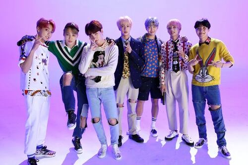 Periodista es atacado en redes tras comentarios xenófobos contra BTS