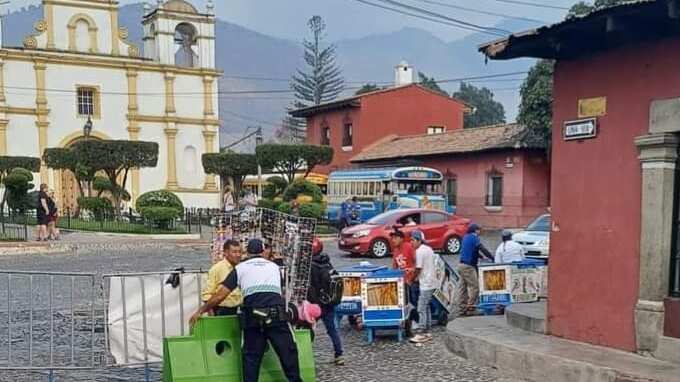 Denuncia que municipalidad de Antigua no permitió a heladeros vender en procesiones.