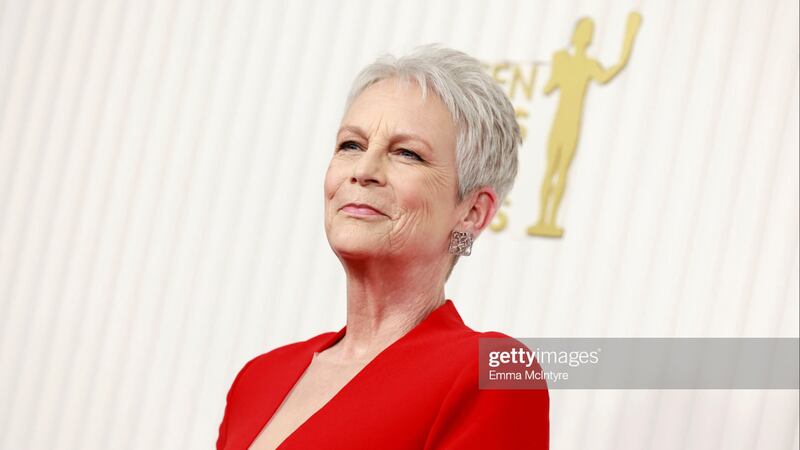 A sus 64 años, Jamie Lee Curtis llega con un escote que casi le llega hasta el ombligo a los SAG Awards