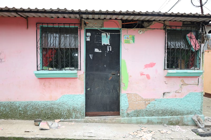 Una de las casas con daños por los sismos.